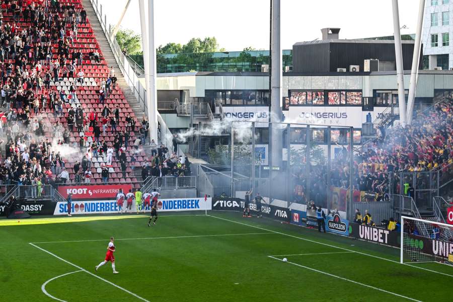 Duel tussen FC Utrecht en Go Ahead even stilgelegd om vuurwerk
