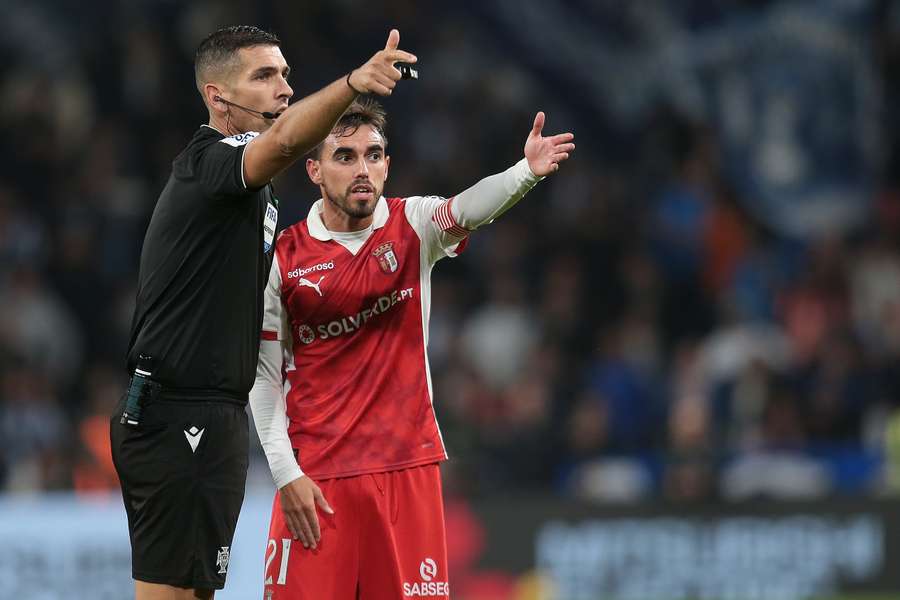 Fábio Veríssimo no duelo com o capitão do SC Braga, Ricardo Horta, no Dragão Fábio Veríssimo no duelo com o capitão do SC Braga, Ricardo Horta, no Dragão