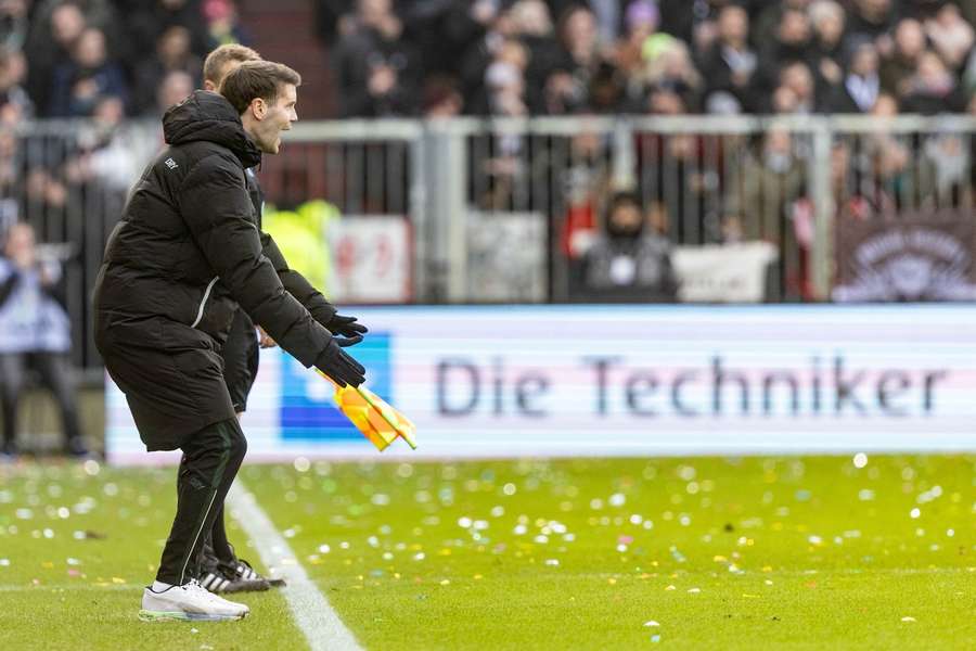 St. Paulis Trainer Fabian Hürzeler beim Heimspiel gegen Wiesbaden.