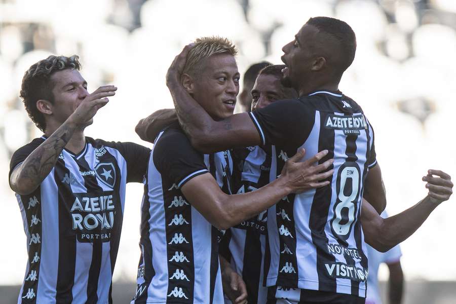 Honda é celebrado pelos companheiros após marcar contra o Bangu Honda é celebrado pelos companheiros após marcar contra o Bangu