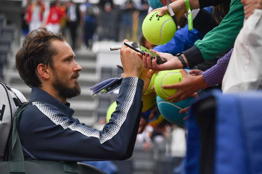 Daniil Medvedev beim Verteilen von Unterschriften bei den Rom Masters