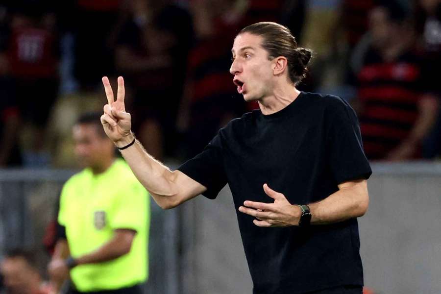 Flamengo dismiss Filipe Luis after 8-0 win
