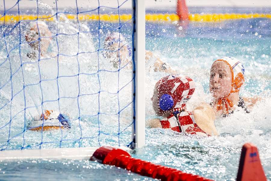 Waterpolosters starten EK in eigen land met 24-6-zege op Kroatië