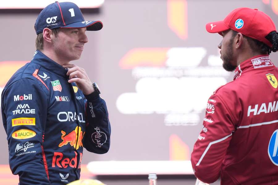 Max Verstappen e Lewis Hamilton em Xangai 2025 Max Verstappen e Lewis Hamilton em Xangai 2025