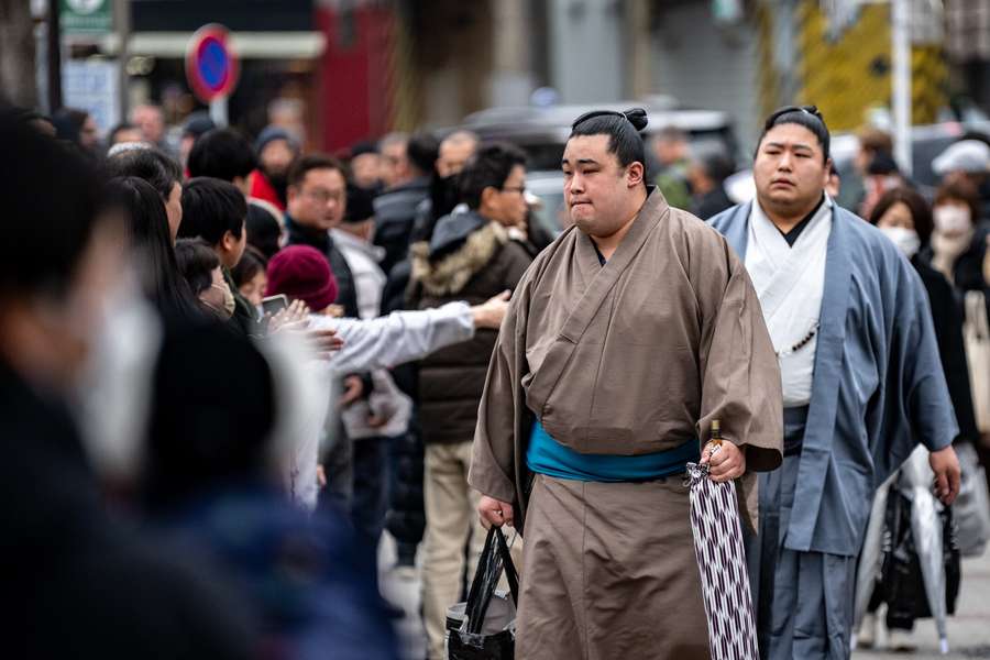 Ryogoku Kokugikan es aclamado por los seguidores.