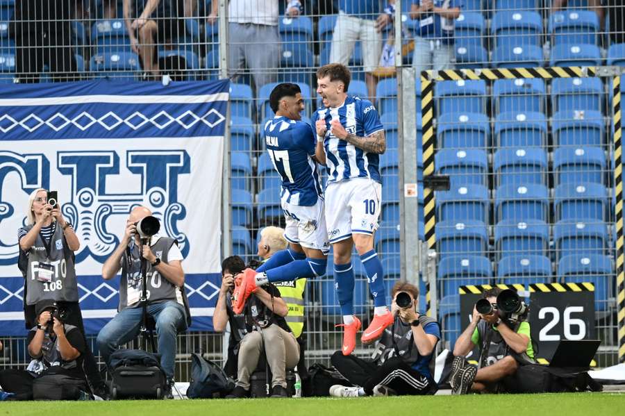 Piłkarze Lecha Poznań Patrik Walemark (P) i Luis Palma (L) cieszą się z gola podczas pierwszego meczu 4. rundy eliminacyjnej Ligi Europy z FC Thun.