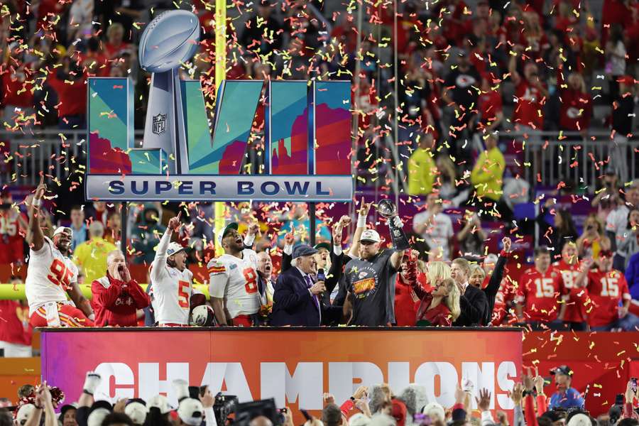 Os Kansas City Chiefs recuperaram de uma desvantagem ao intervalo para garantirem o troféu