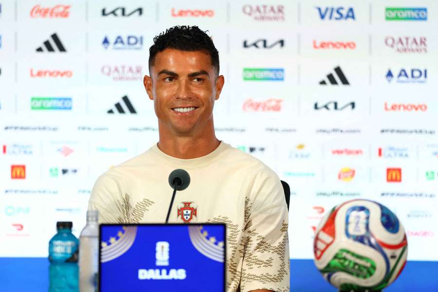 Ronaldo si to na tlačovke užil. Ronaldo si to na tlačovke užil.