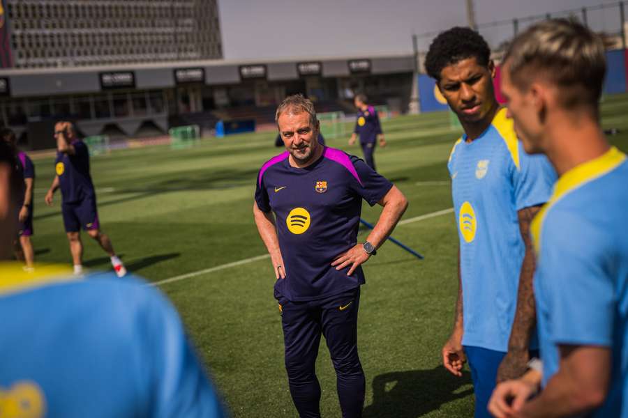 Flick, atento a la charla entre Rashford y Olmo