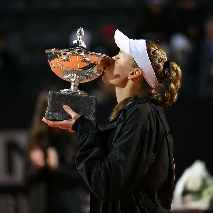 Rybakinová s trofejí pro vítězku turnaje WTA 1000 v Římě.