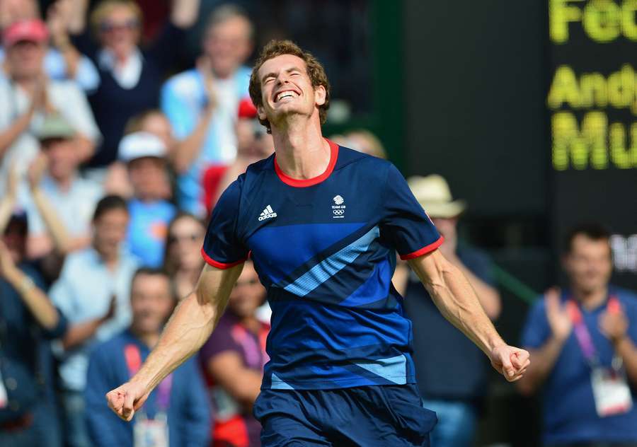 Andy Murray uit Groot-Brittannië viert feest na het winnen van de gouden medaillewedstrijd in het enkelspel op de Olympische Spelen 2012 in Londen.