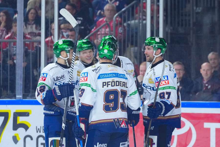 Die Eisbären Berlin gewinnen ein Thriller-Match. Die Eisbären Berlin gewinnen ein Thriller-Match.