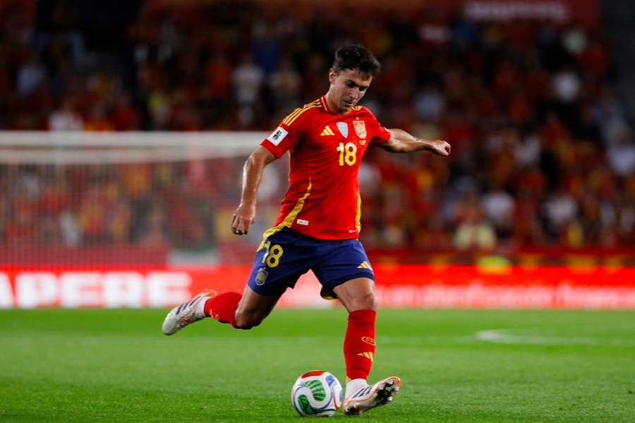 Zubimendi, antes de golpear el balón