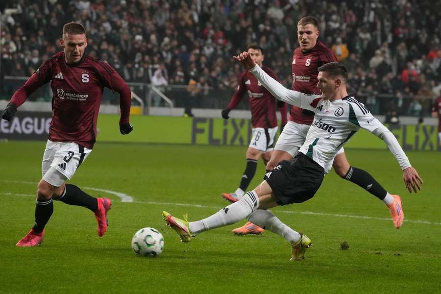 Sparťan Pavel Kadeřábek nastoupil v Konferenční lize na půdě Legie v roli stopera.