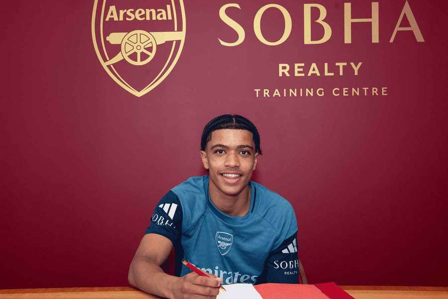 Arsenal chega a acordo para contratar Ozhianvuna ao Shamrock Rovers numa transferência entusiasmante