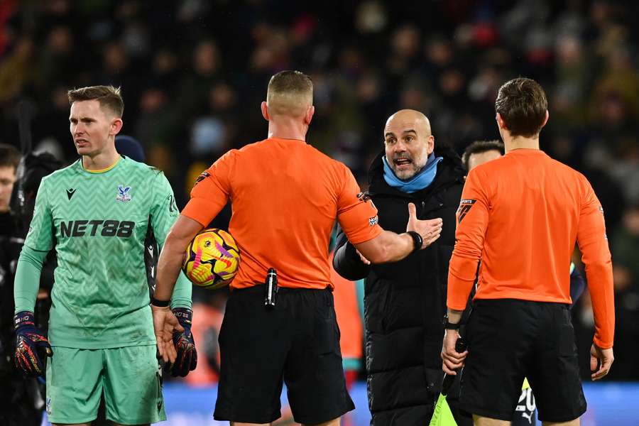 Guardiola a fine partita con l'arbitro della partita