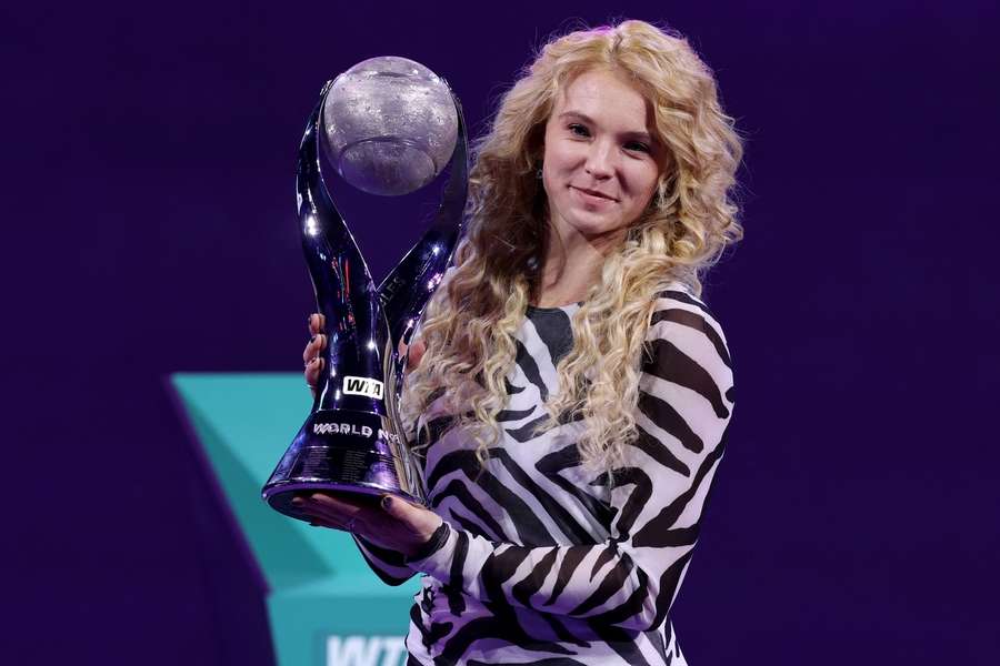 Kateřina Siniaková s trofejí pro deblovou světovou jedničku