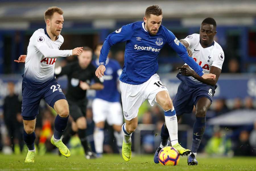 Gylfi Sigurdsson i kamp med Christian Eriksen