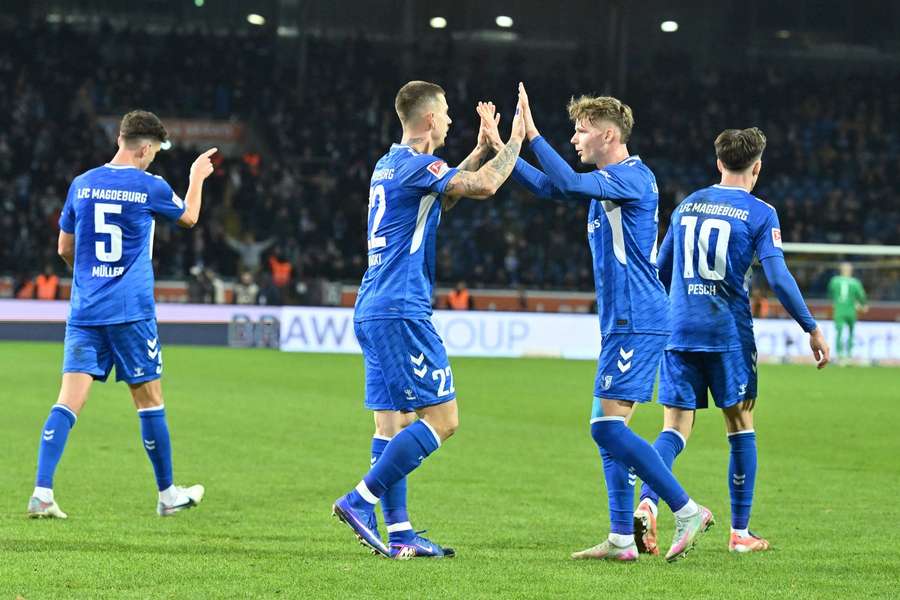 Mateusz Zukowski (l.) lässt sich für sein wichtiges Tor zum 1:0 feiern
