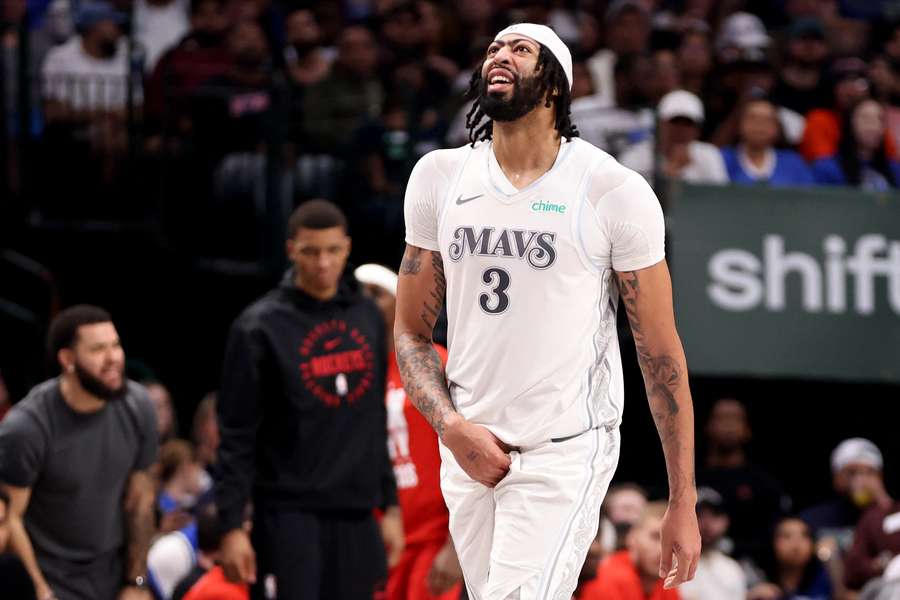 Anthony Davis verlässt den Court verletzt.