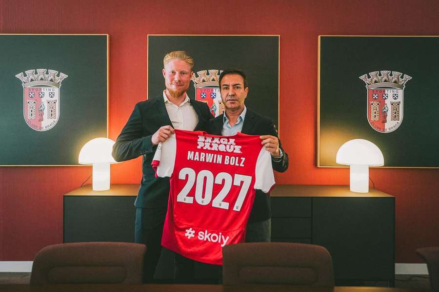 Marwin Bolz apresentado ao lado de António Salvador