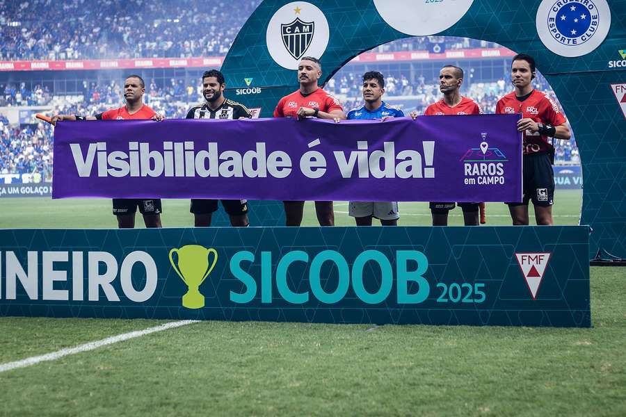 Equipe de arbitragem ao lado de capitães de Cruzeiro e Atlético-MG antes de a bola rolar no Mineirão