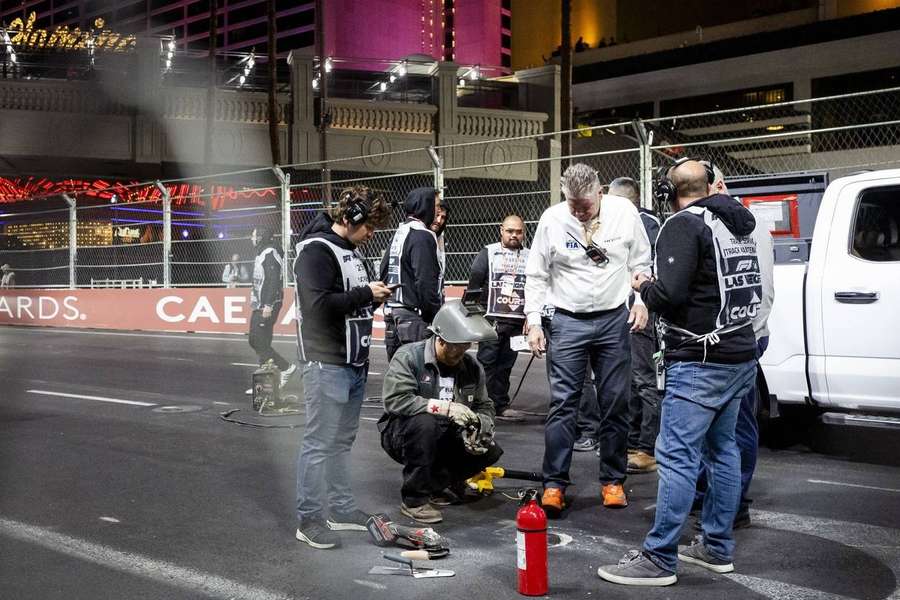 Úvodní trénink F1 v Las Vegas přerušilo uvolněné víko od kanálu.