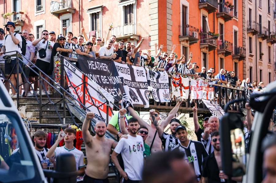 Torcedores do Newcastle se concentram em Milão antes do jogo desta terça-feira