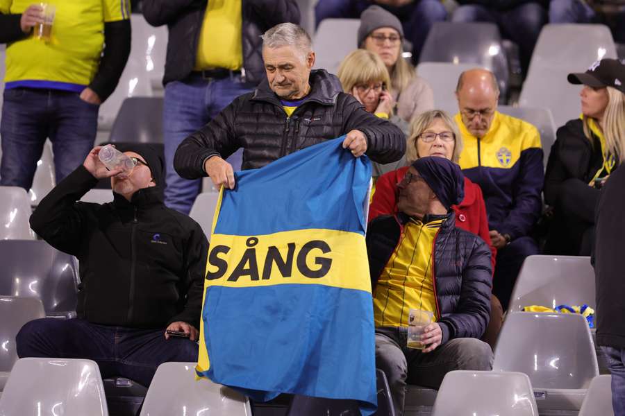 Zweedse fans moesten uren in het stadion blijven wachten nadat het restant van de wedstrijd was afgelast