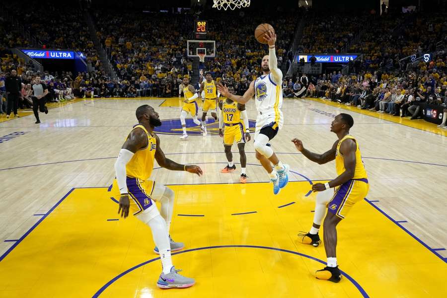 Warriors' Stephen Curry met een drive tegen de Lakers