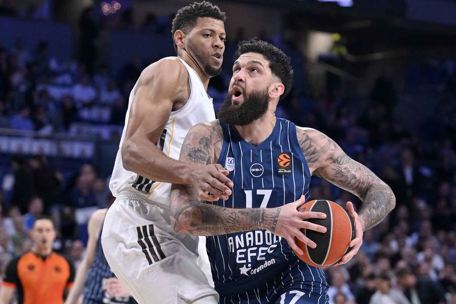 Tavares y Poirier, lucha de titanes y excompañeros en la pintura Tavares y Poirier, lucha de titanes y excompañeros en la pintura