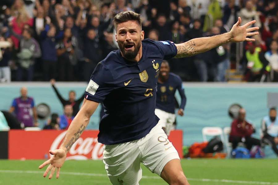 Giroud volvió a aparecer para anotar el gol de la victoria gracias a un buen cabezazo. 