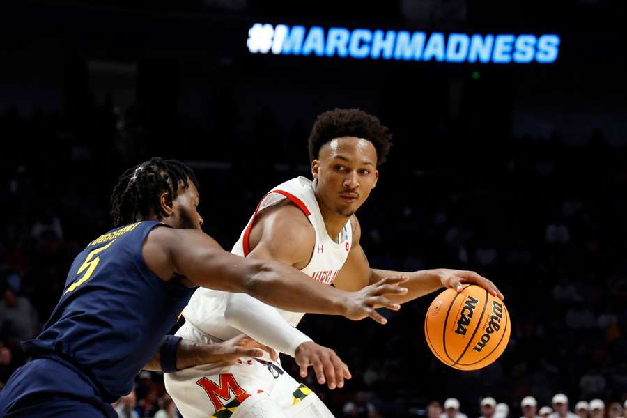 Marylands Jahmir Young (r) en West Virginia's Joe Toussaint (l)