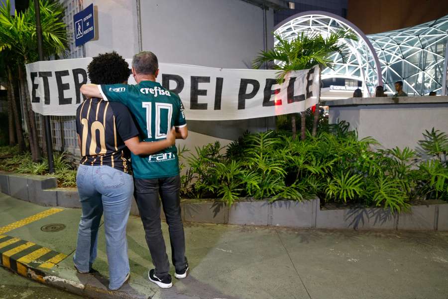 Na porta do hospital onde Pelé morreu, fãs lamentam sua morte