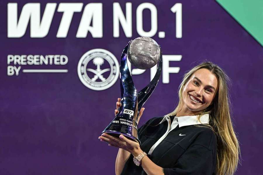 Sabalenková s trofejí pro světovou jedničku na konci roku. Sabalenková s trofejí pro světovou jedničku na konci roku.