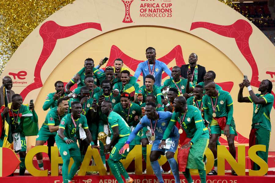 Les Sénégalais célébrant leur sacre.