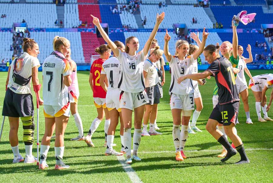 Die DFB-Frauen feierten nach dem Gewinn der Bronze-Medaille bei Olympia 2024 ausgelassen