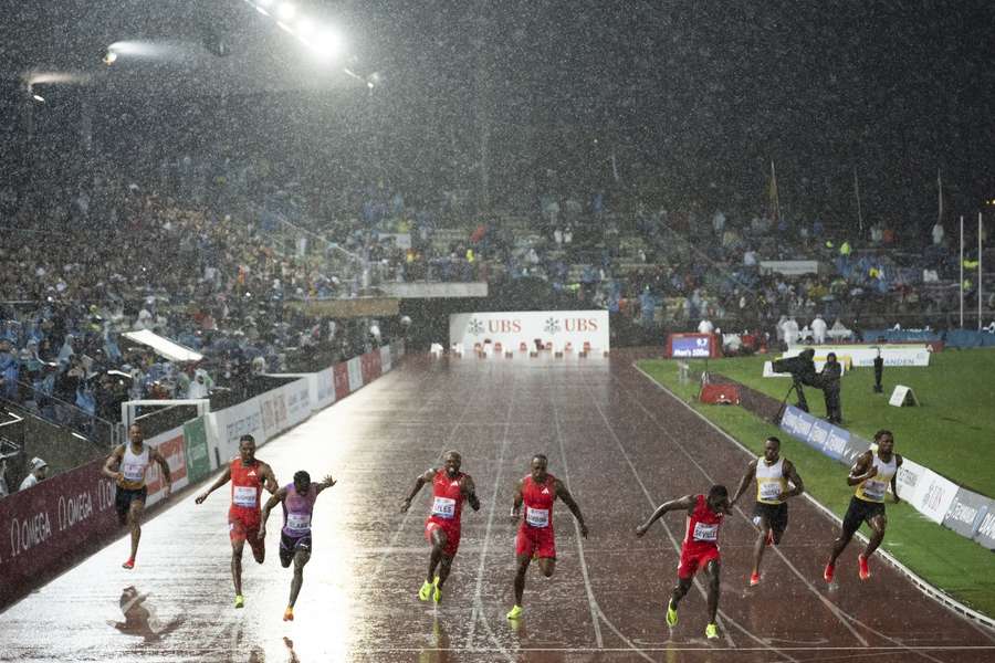 Déšť výrazně narušil mítink v Lausanne.