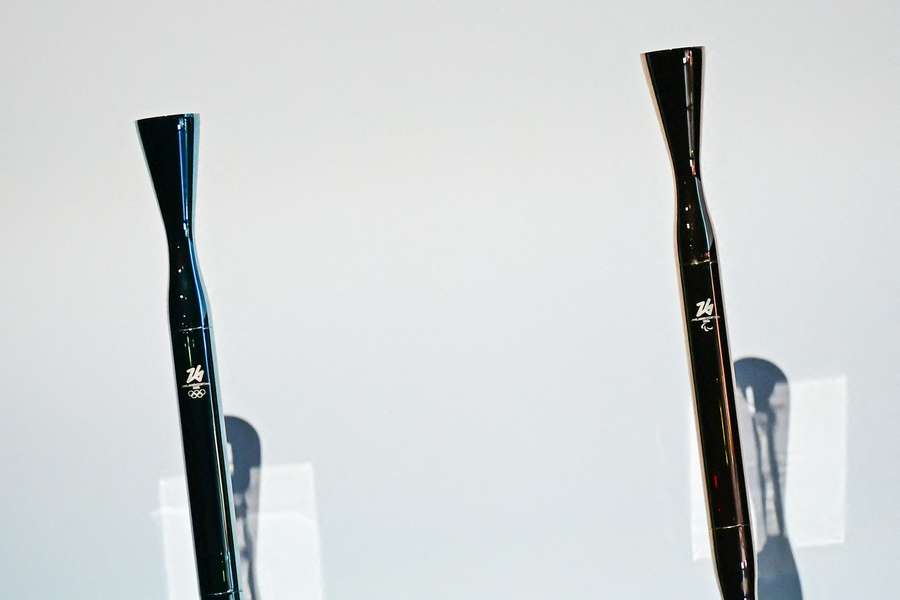 Die olympische Fackel ist blau, die paralympische gold.
