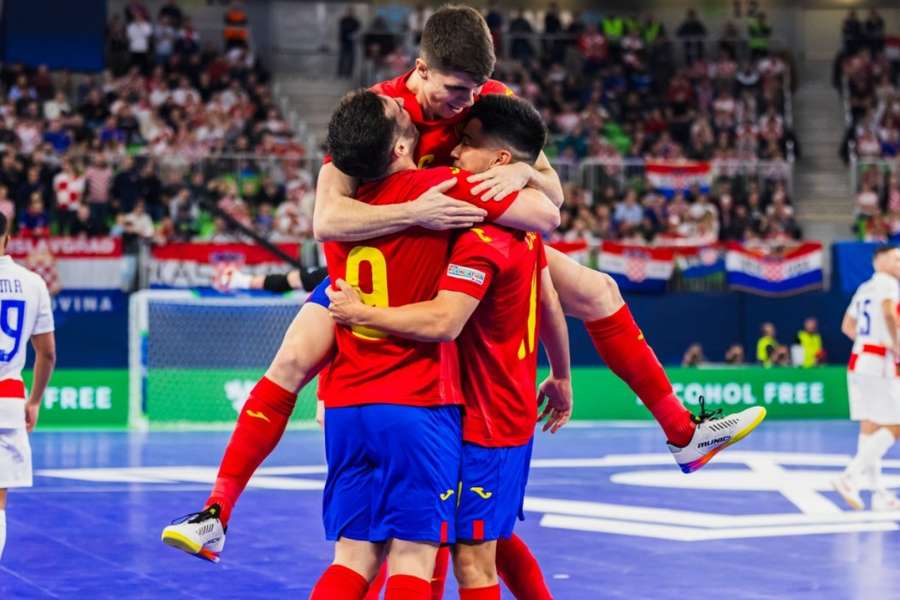 Los jugadores de España celebran el gol de Pablo Ramírez