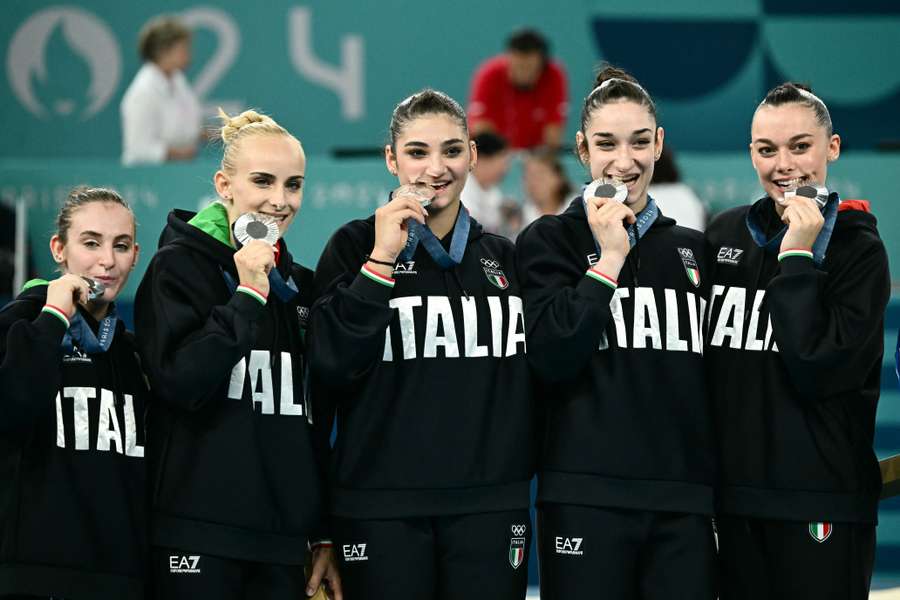 Le ginnaste azzurre con la medaglia d'argento