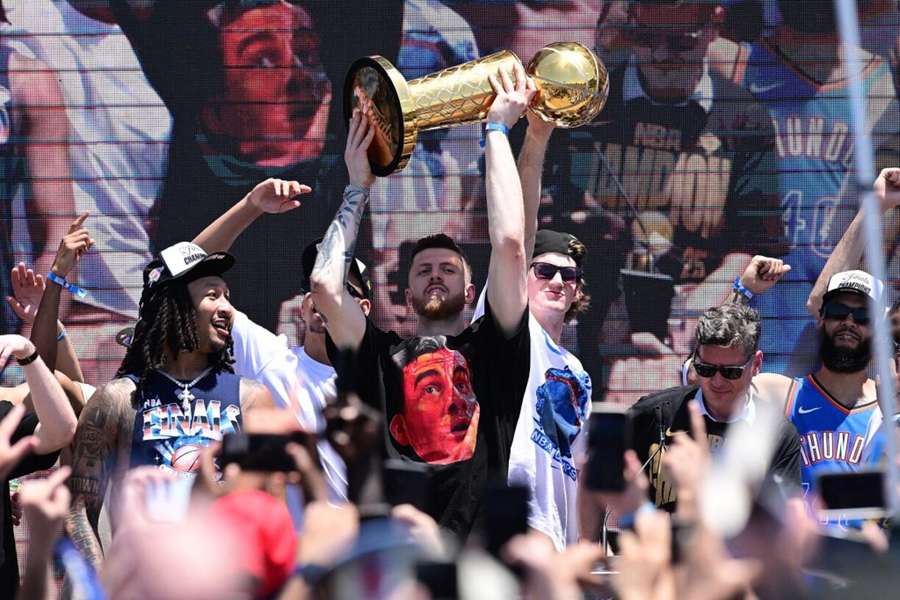 Hartenstein bringt die NBA-Trophäe nach Ulm. Hartenstein bringt die NBA-Trophäe nach Ulm.