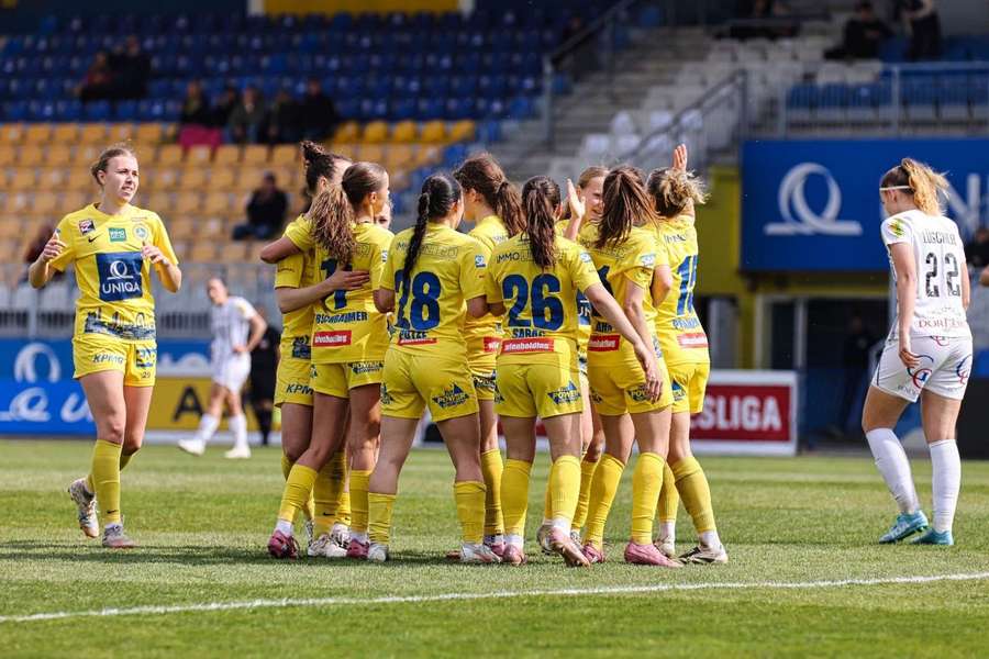 Wölfinnen bleiben dank eines 3:0-Sieges weiterhin erster Verfolger der Austria