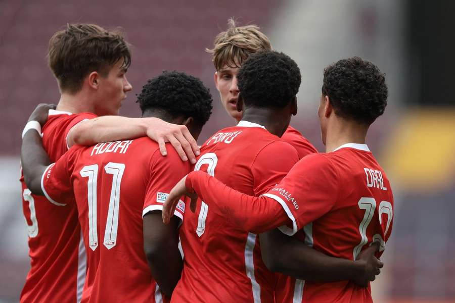 De spelers van AZ O19 vieren de 2-1 tegen Sporting O19 in de halve finale van de Champions League op 21 april