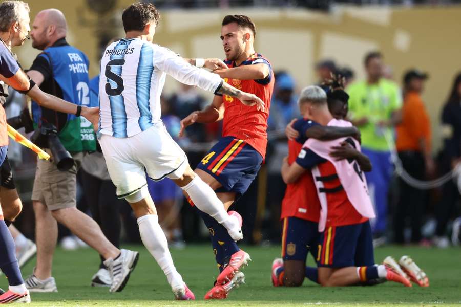 Paredes golpea a Eric García
