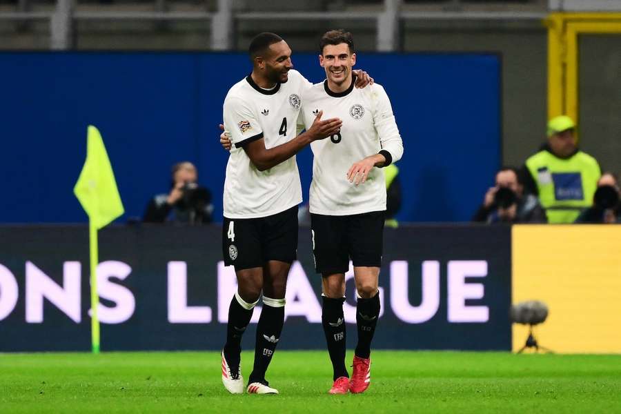 Leon Goretzka lässt sich für sein Tor zum 2:1 feiern. Leon Goretzka lässt sich für sein Tor zum 2:1 feiern.