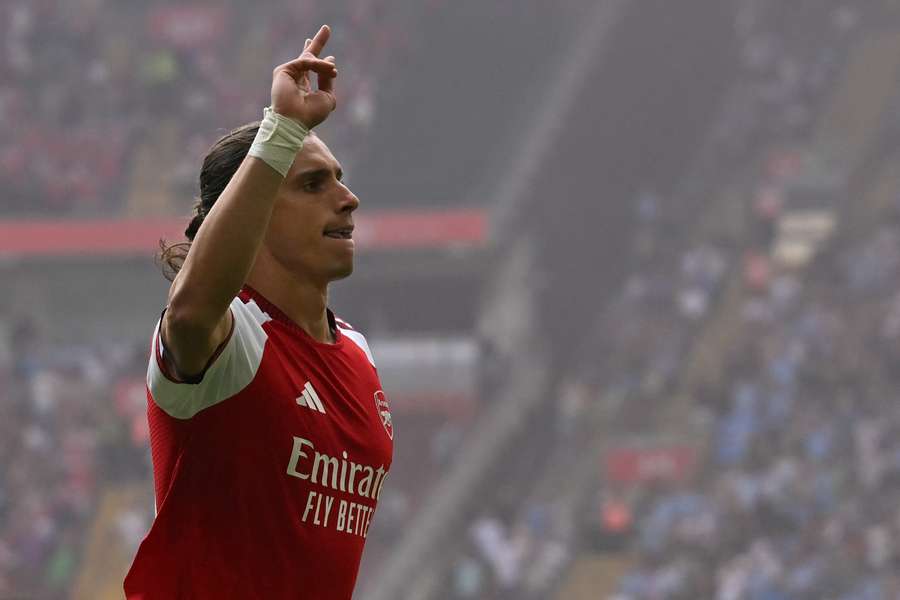 Riccardo Calafiori con la maglia dell'Arsenal Riccardo Calafiori con la maglia dell'Arsenal