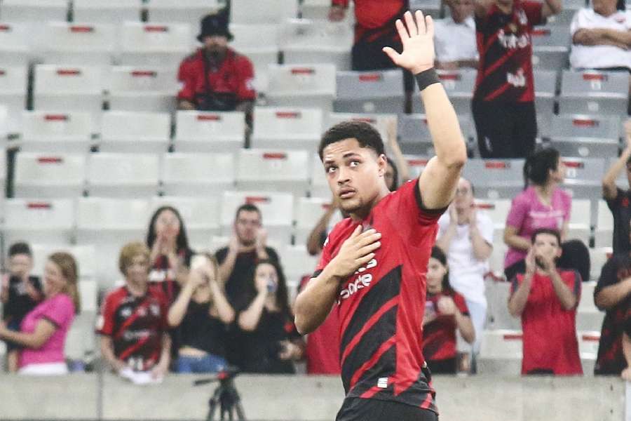 Vitor Roque se despede da torcida do Athletico-PR 