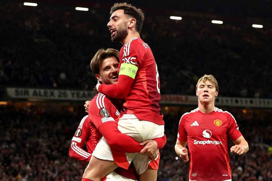 Bruno Fernandes et Mason Mount célébrant le but de Manchester United contre l'Athletic Club, le 8 mai 2025. 