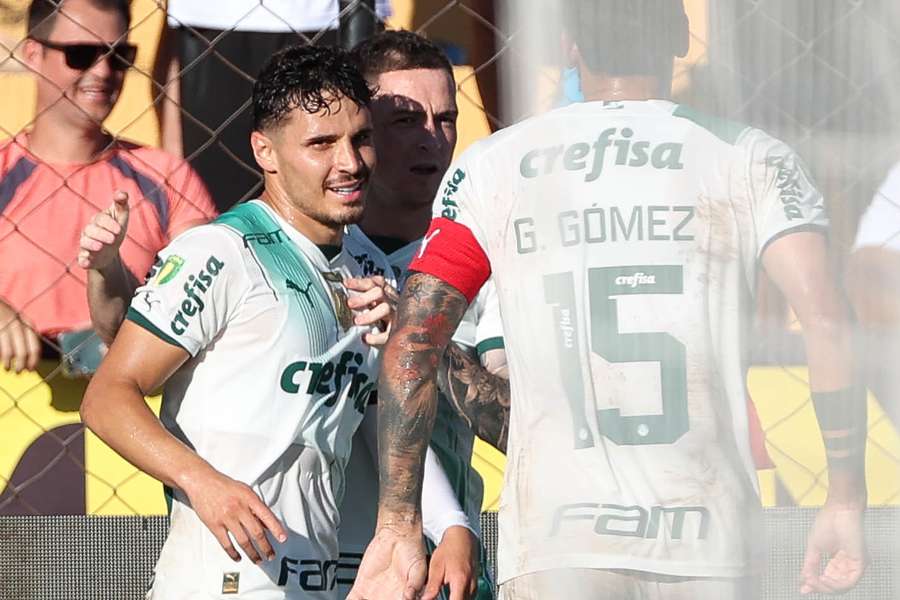 Raphael Veiga marcou o primeiro gol do Palmeiras na temporada 2024